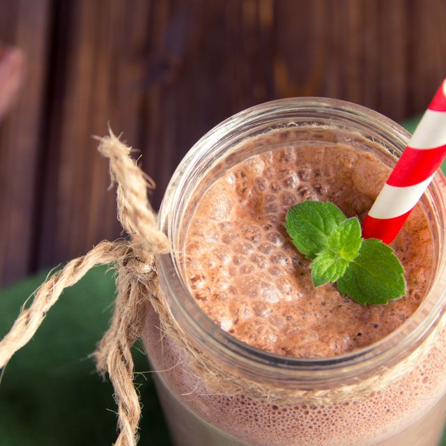 Yummy chocolate peanut smoothie with minimal sugar, great for boosting fat burning!